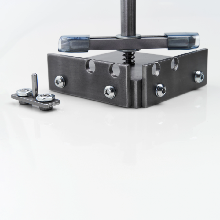 Tool for connecting door profile